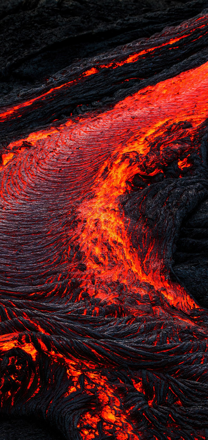 Крупный план потока лавы в океане с красной лавой (вулкан, холуравн, holuhraun, лава, оранжевый)