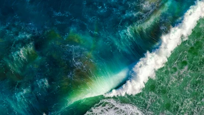 Vue aérienne de vagues océaniques vibrantes dans des tons turquoise et vert