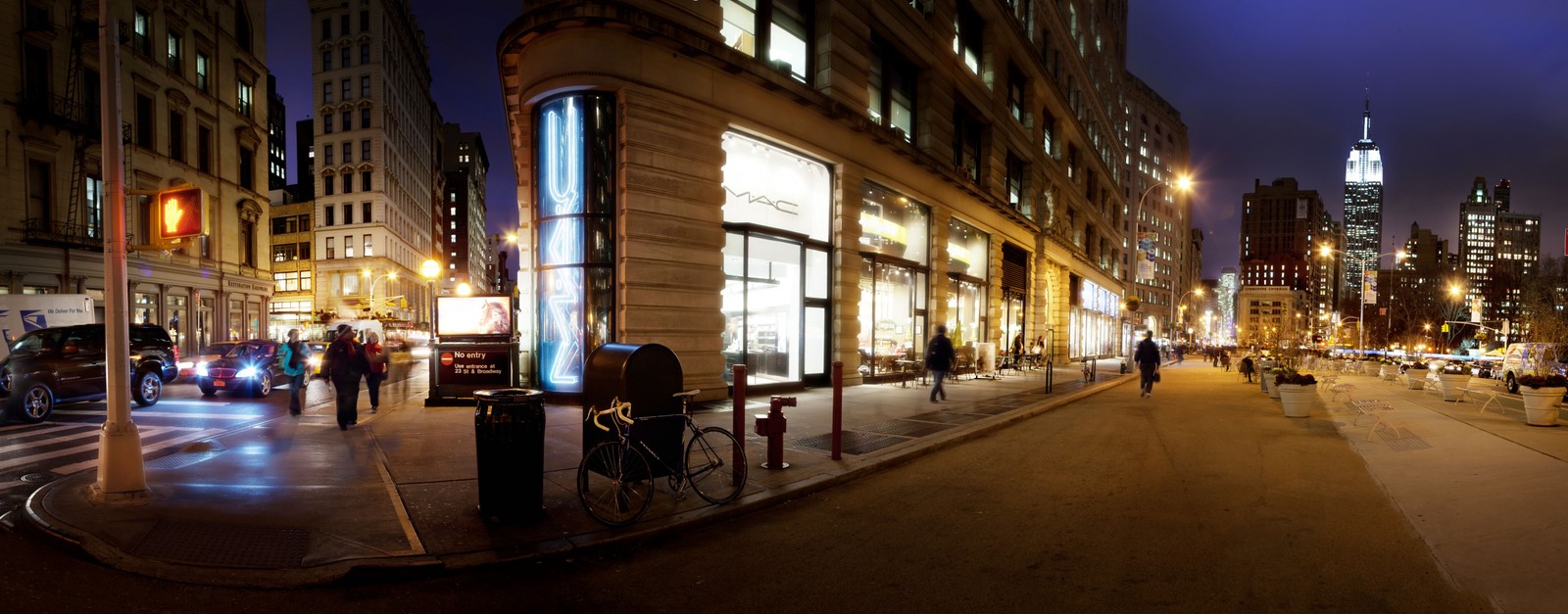 Vue nocturne d'une rue de la ville avec beaucoup de personnes marchant (nuit, ville, zone urbaine, centre ville, rue)