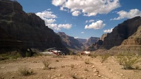 Natur salvaje del Gran Cañón: Aterrizaje en helicóptero entre majestuosas cadenas montañosas y paisaje desértico