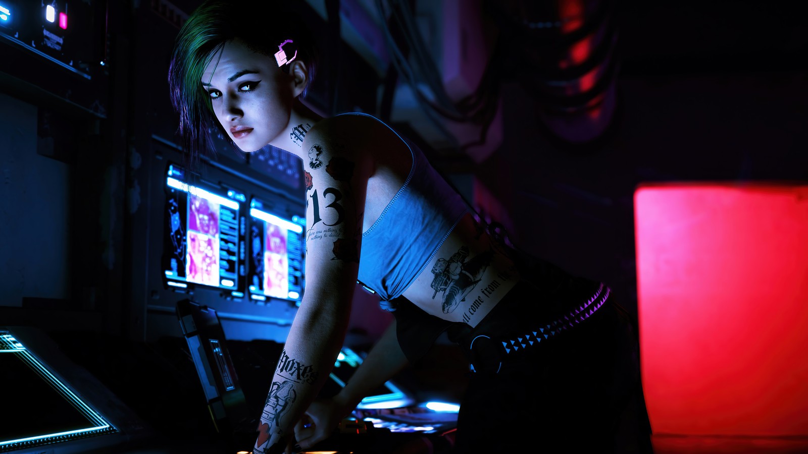 Mujer árabe en un top azul y pantalones negros jugando videojuegos (judy alvarez, cyberpunk 2077, videojuego, chicas)