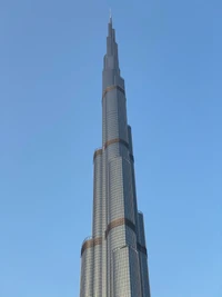 Burj Khalifa : Gratte-ciel emblématique s'élevant contre un ciel bleu clair à Dubaï