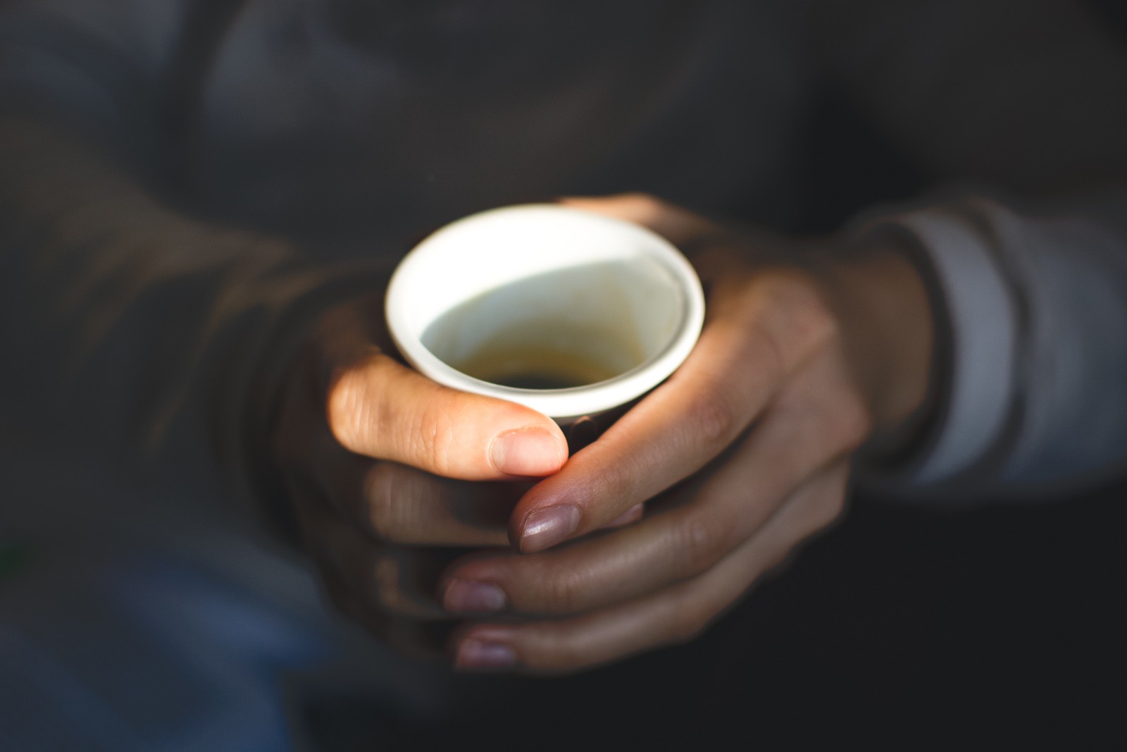 Alguien sosteniendo una taza de café entre sus manos (dedo, café, utensilios de mesa, cafeína, latte)