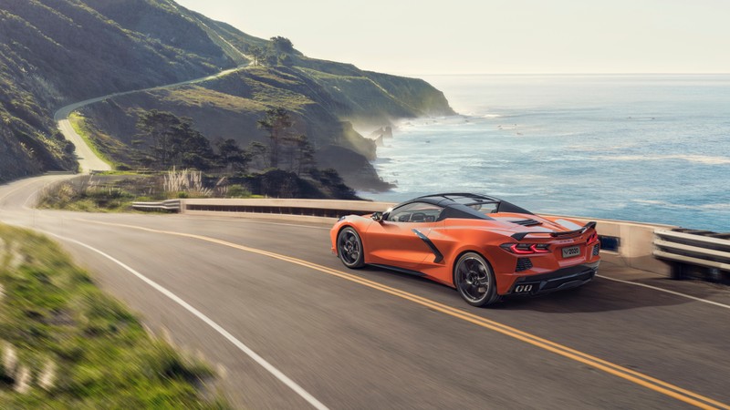 Chevrolet corvette кабриолет едет по живописной дороге у океана (спортивный автомобиль, машины, chevrolet, кабриолет, удар)