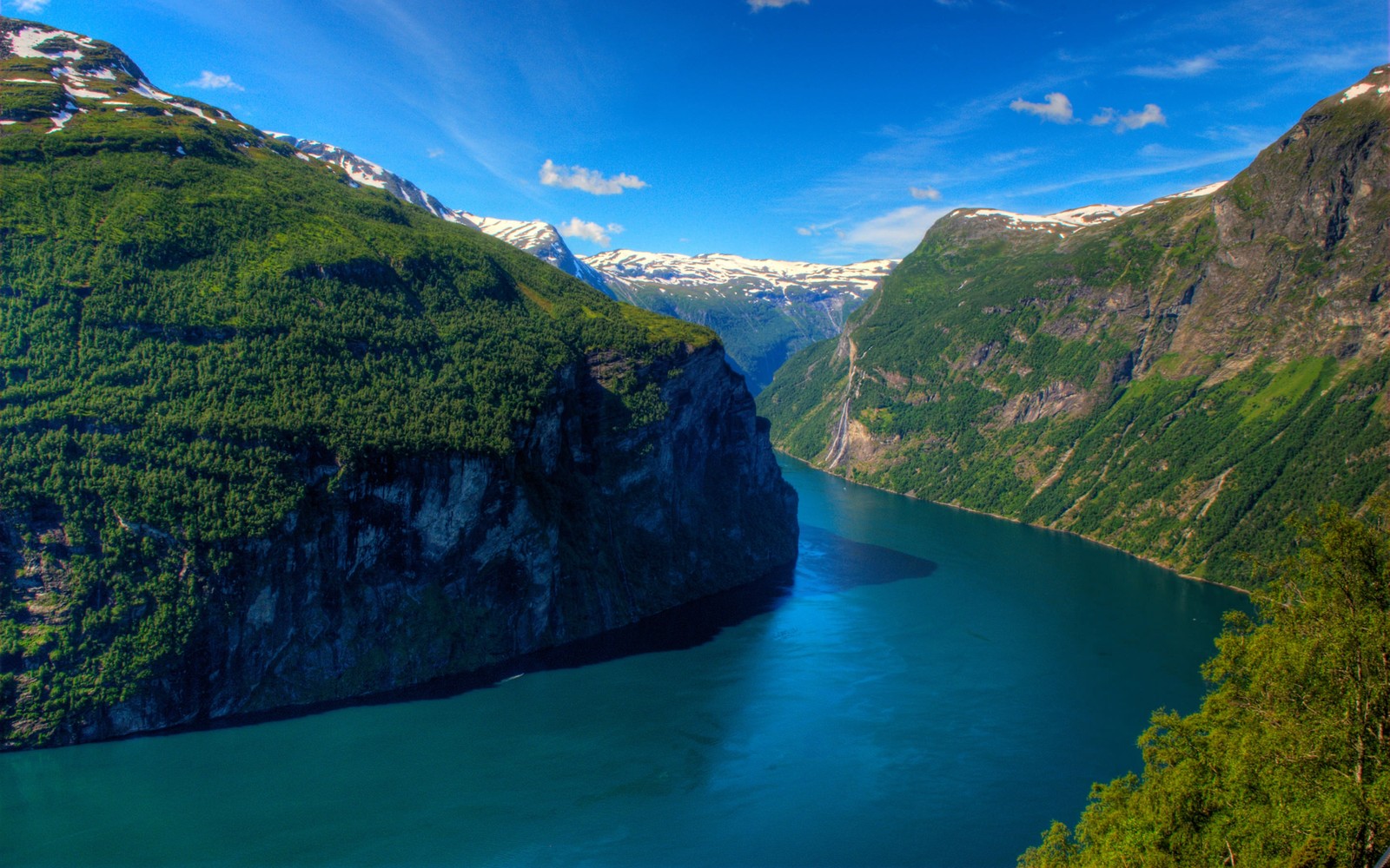 Vue d'un grand plan d'eau entouré de montagnes (geiranger, fjord, nature, hauts plateaux, sauvage)