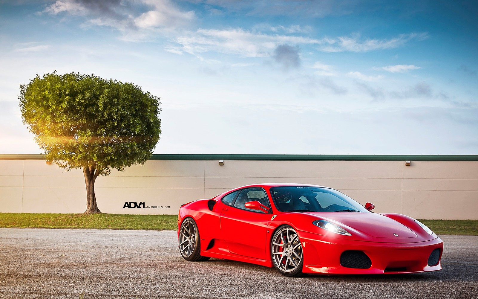 Un primer plano de un coche deportivo rojo estacionado en un aparcamiento (ferrari f430, ferrari f12, coche deportivo, supercoche, rojo)