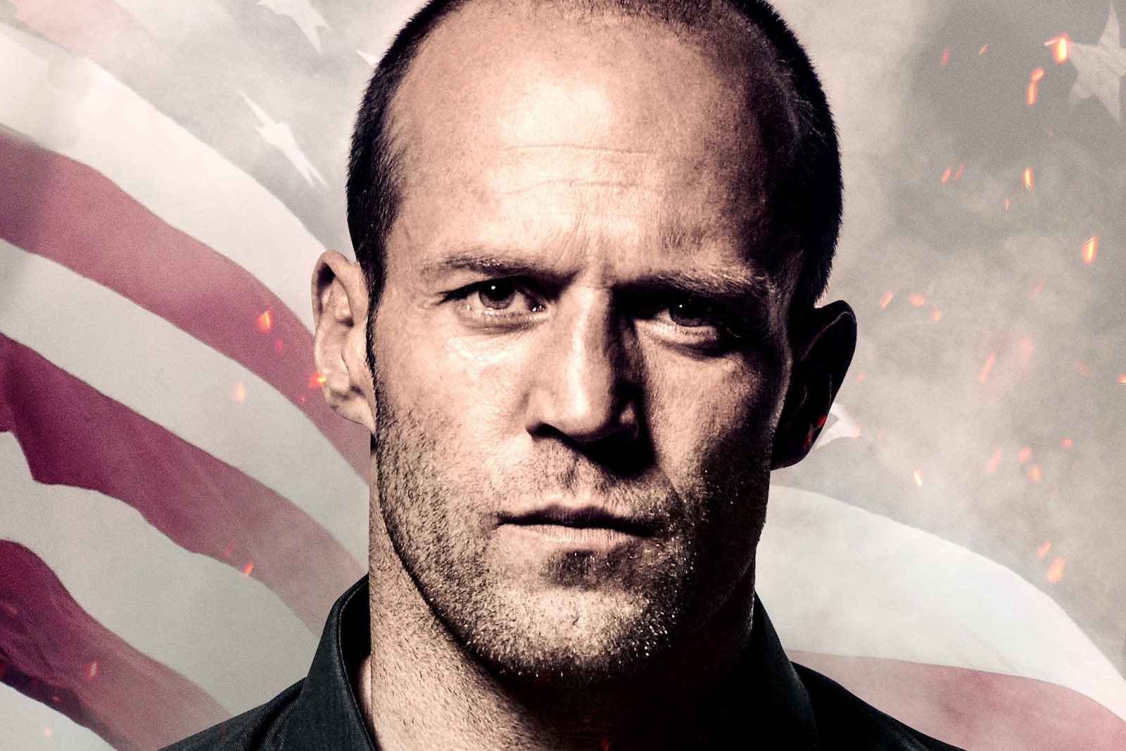 Gros plan d'un homme en chemise noire avec un drapeau américain en arrière-plan (jason statham, homefront, visage, tête, front)