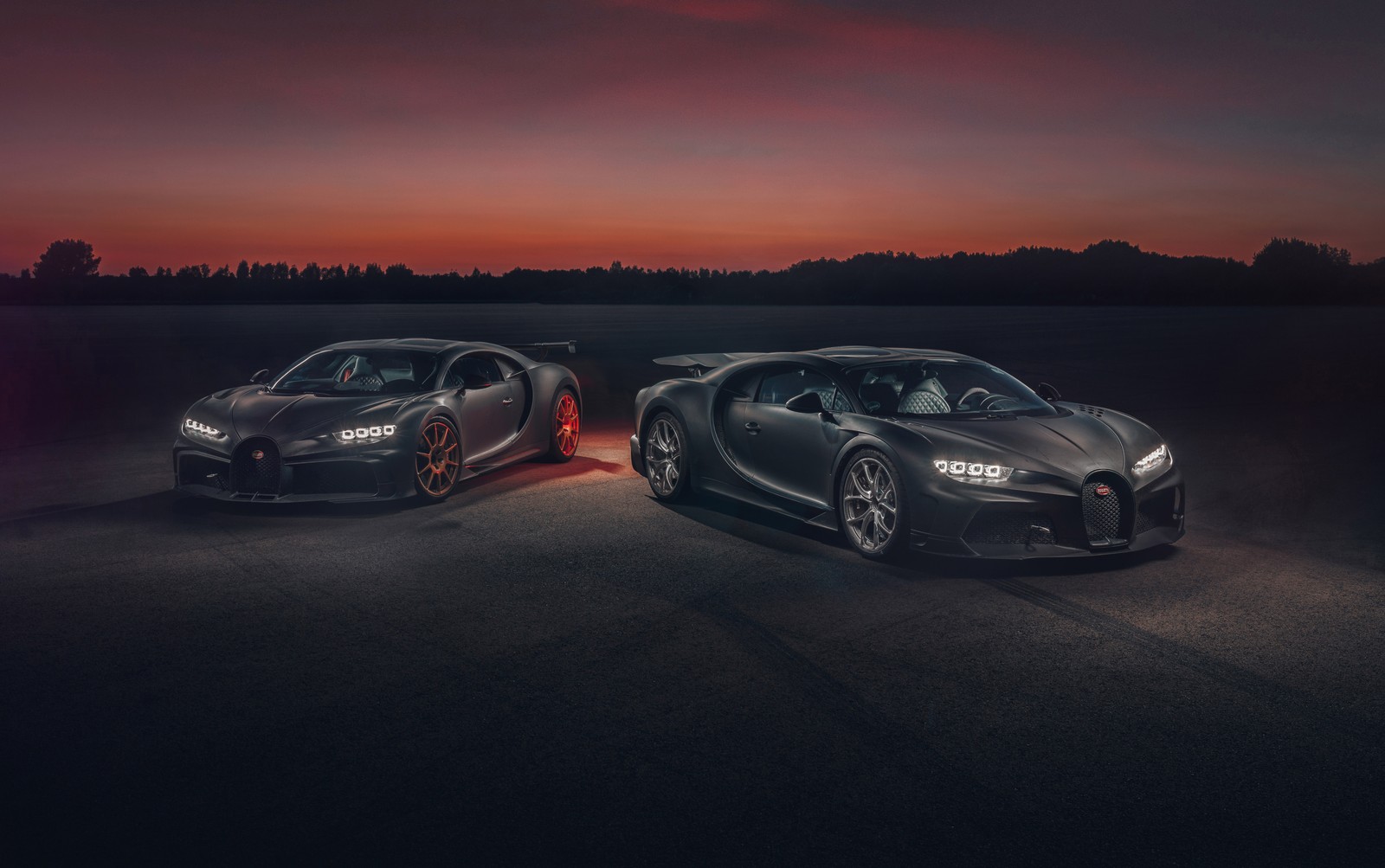 Deux voitures bugatti noires côte à côte sur une route au coucher du soleil (bugatti chiron pur sport, bugatti chiron super sport 300, nuit, coucher de soleil, sombre)