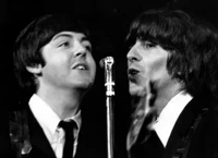 George Harrison et Paul McCartney dans une performance captivante en noir et blanc