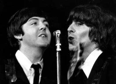 George Harrison et Paul McCartney dans une performance captivante en noir et blanc