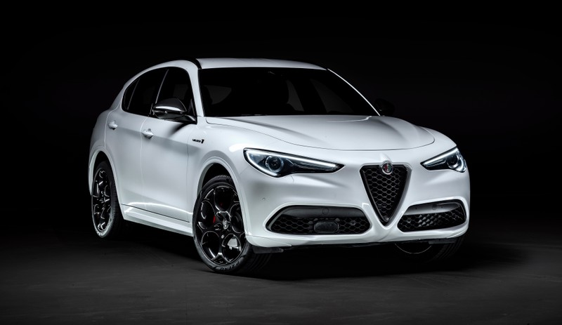 Белый alfa suv припаркован в темной комнате (alfa romeo stelvio veloce ti, тёмный фон, 2020, 5k, 8k)