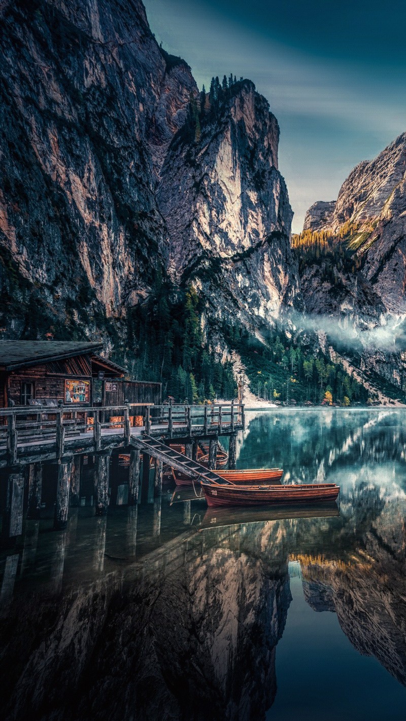 На воде возле горы стоит лодка (лес, hd, снег, зима)