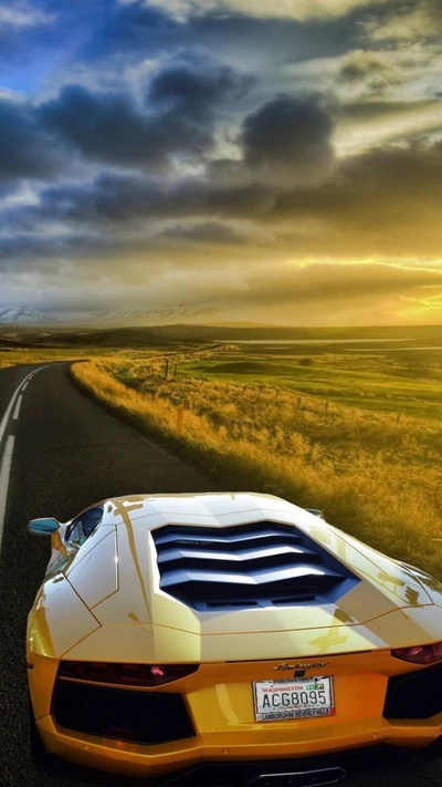 Goldener Lamborghini auf einer malerischen Straße unter einem dramatischen Himmel