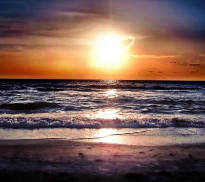 Gelassener Strand Sonnenuntergang über ruhigen Wellen