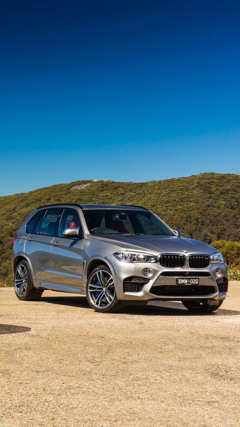 Вид сверху серебристого внедорожника bmw, припаркованного на грунтовой дороге (1080p, bmw, роскошь, m power, внедорожник)