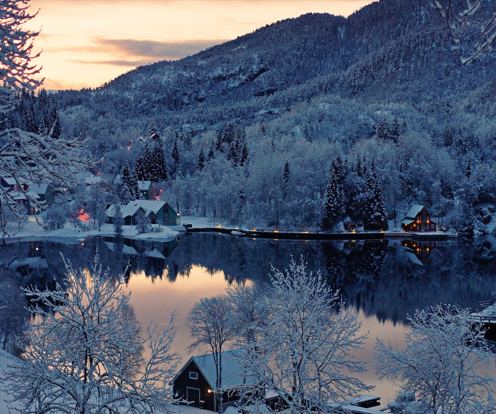 Cena nevada de um lago e uma cabana nas montanhas (vista bonita, neve)