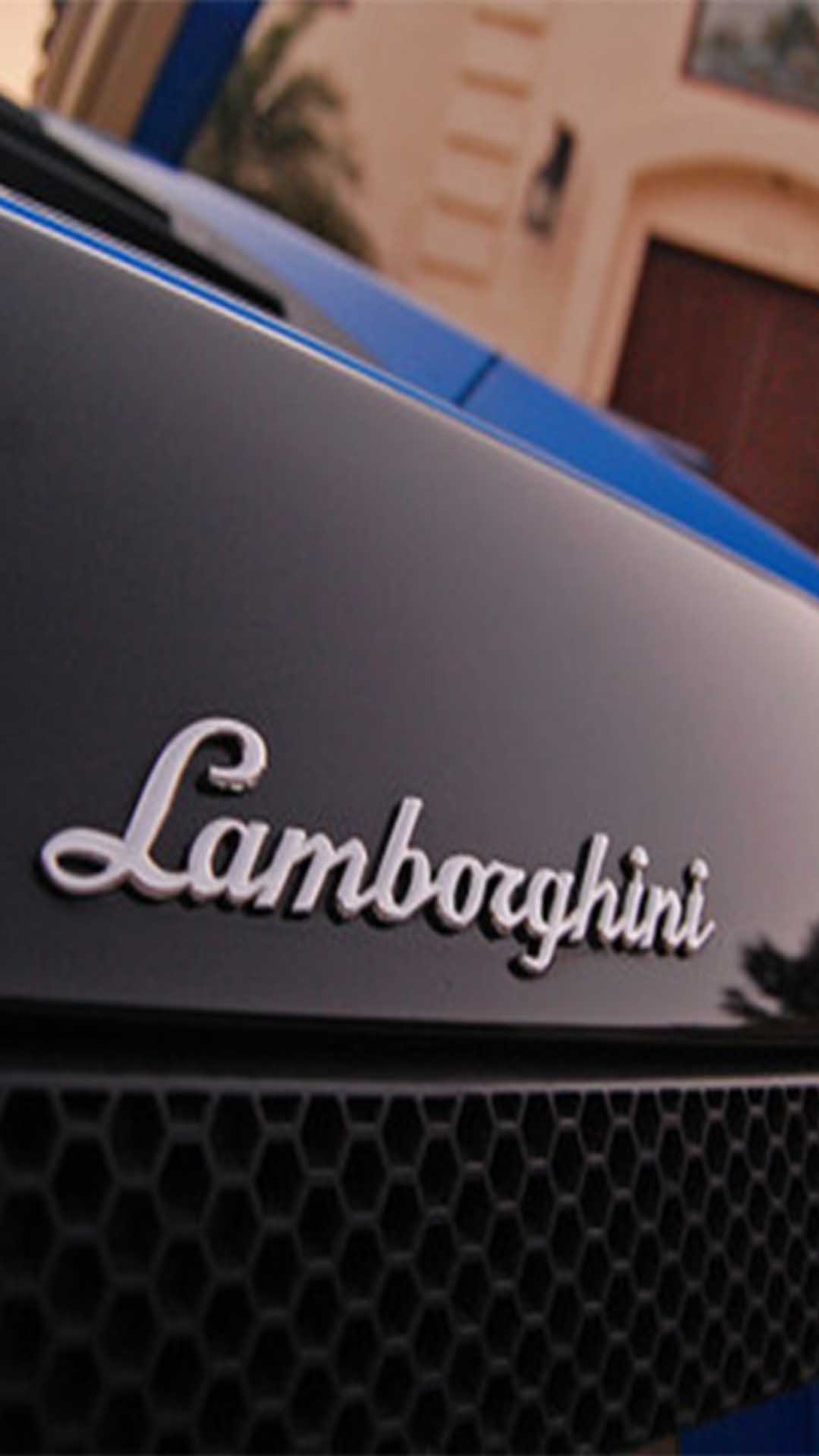 Un gros plan du logo lamborghini sur une voiture bleue (voiture, logo)