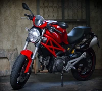 Ducati Monster 696: Das ikonische rote Motorrad bereit zum Fahren