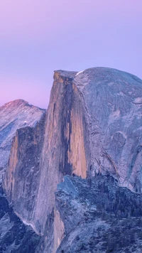 Half Dome ao crepúsculo, exibindo impressionantes formações de granito no Parque Nacional de Yosemite.