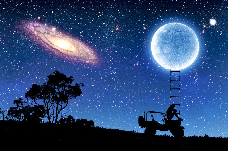 Homem árabe em um jipe observando as estrelas e a lua (sonho, paisagem, luzes, noite, nova)