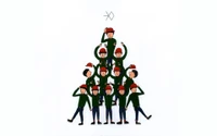 Une illustration festive représentant un groupe de personnages disposés en forme de sapin de Noël, portant des chapeaux de fête et des tenues vertes, célébrant la joie de la musique pop et de la saison des fêtes.