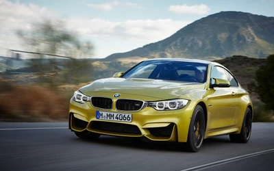 2015 BMW M4 Coupé in Dynamischer Bewegung auf Malerischer Straße