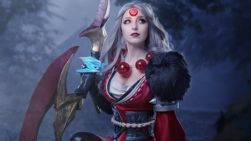 Крупный план женщины в красном платье, держащей меч (косплей, cosplay, league of legends, костюм, игры)