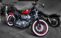 Cruiser Harley Davidson personalizado com pneus de parede branca na oficina automotiva