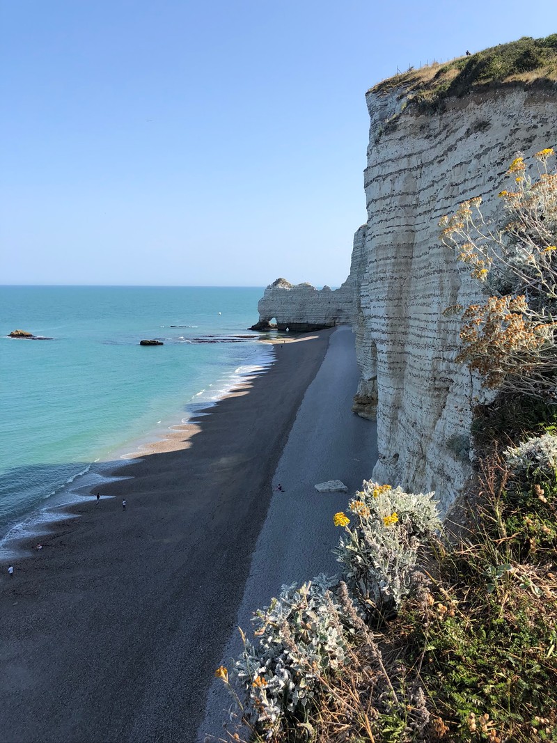 Вид на пляж и утес с утеса (берег, мыс, водоем, скала, побережье)