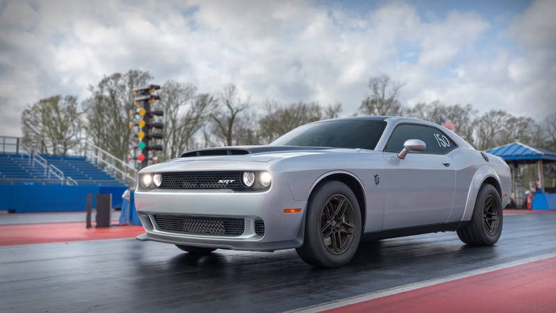 Серый dodge challenger едет по трассе с голубым небом на фоне (dodge challenger srt demon, мускулистые автомобили, 2023, машины, обои 4k)