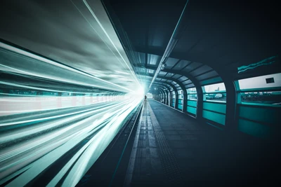 Symmetrischer blauer Tunnel mit Lichtspuren