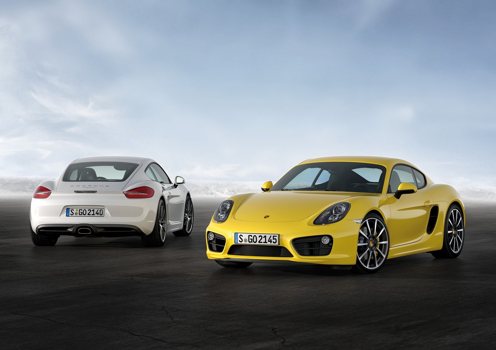 Dois carros esportivos amarelos estacionados em um estacionamento (porsche cayman 2014, 2014 porsche cayman, porsche, carro esportivo, carro)