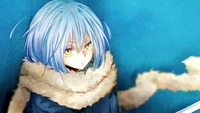 Rimuru Tempest in einer auffälligen Pose, die seine charakteristischen blauen Haare und seine intensiven gelben Augen zeigt, mit einem Pelzkragen vor einem lebhaften blauen Hintergrund.