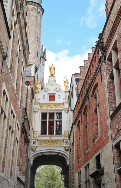 Façade gothique historique dans une ruelle médiévale