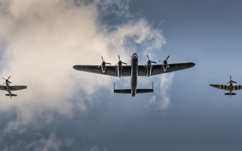 Три самолета, летящие в строю в небе с облаками на фоне (авро ланкастер, avro lancaster, самолёт, военный самолёт, авиация)