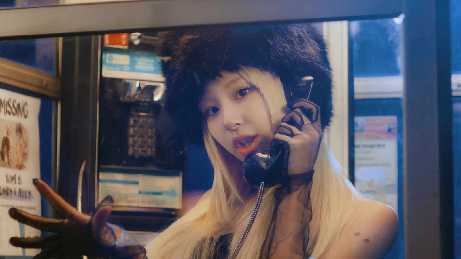 Femme blonde aux longs cheveux parlant au téléphone dans un magasin (chaeyoung, chae young, 채영, son chae young, son chaeyoung)