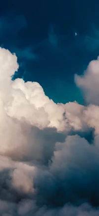 Nuages cumulus bleus sous un ciel diurne