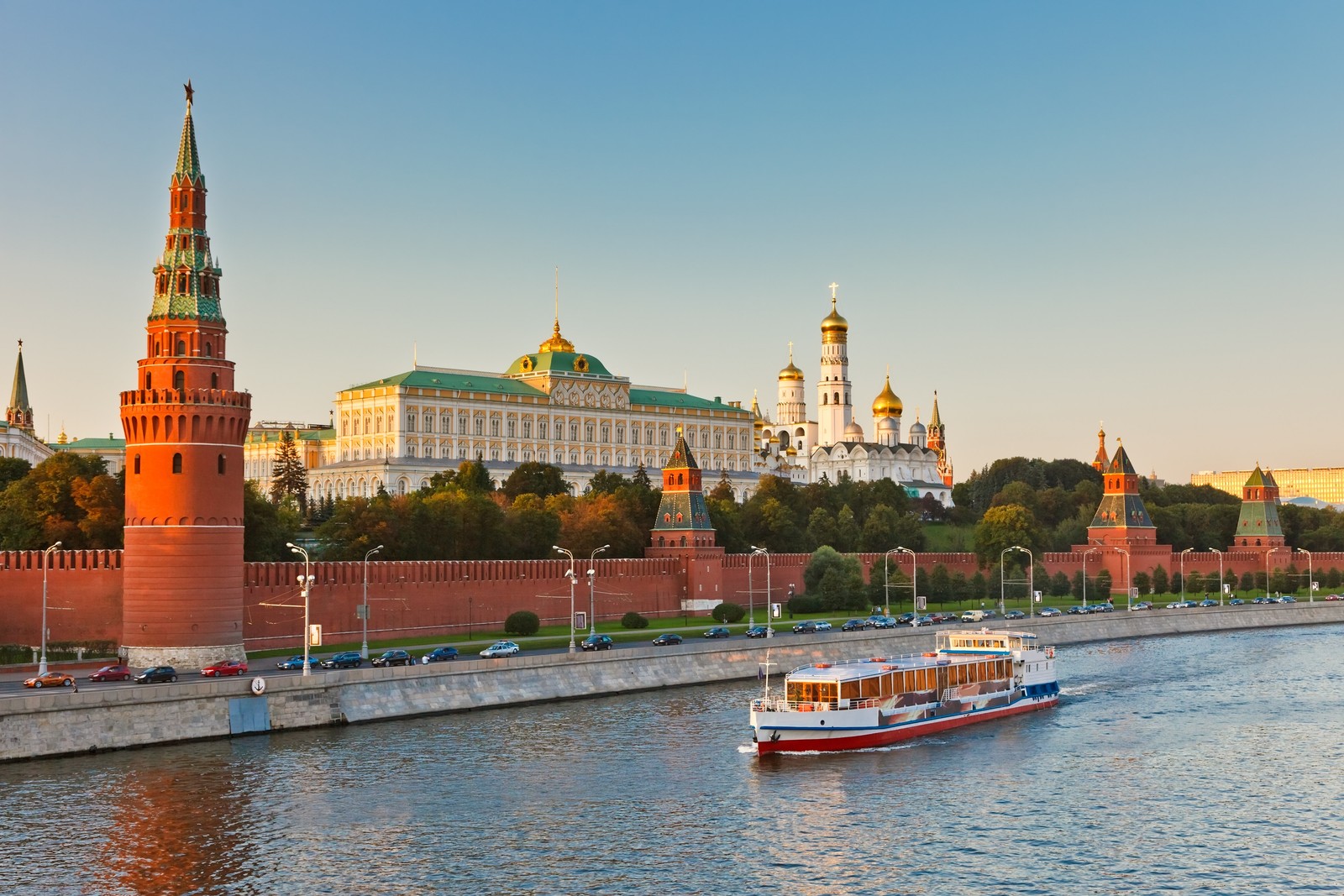 Ein boot auf dem fluss vor einem schloss und einem gebäude. (roter platz, sankt petersburg, saint petersburg, sehenswürdigkeit, reise)