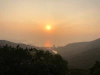 Gelassener Sonnenuntergang über einer bergigen Landschaft