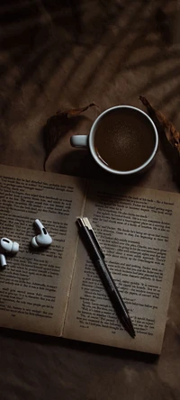 Gemütliche Leseecke: Kaffee, Buch und AirPods