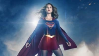 Supergirl en action, montrant confiance et force avec son costume emblématique et sa cape flottante.