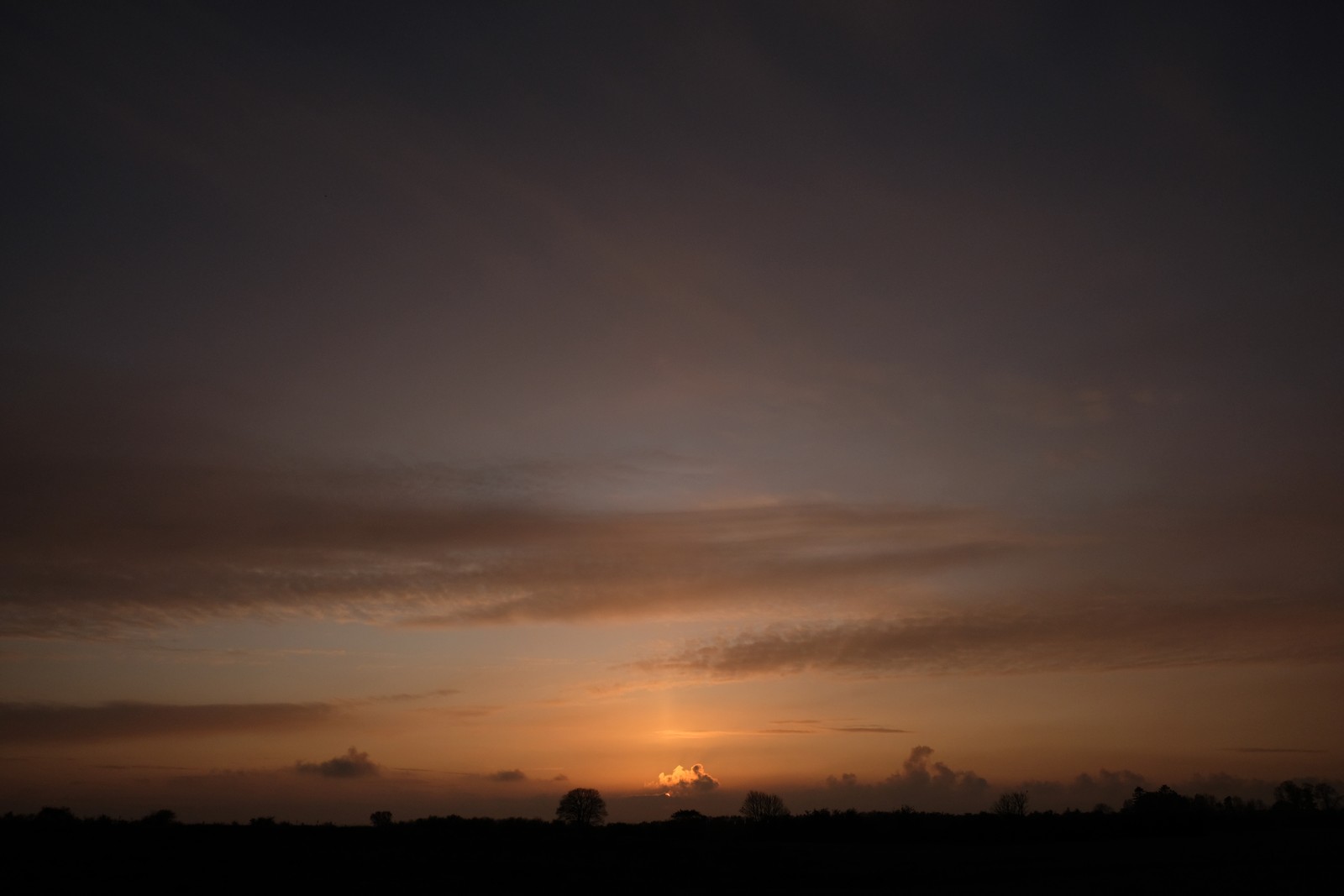 Araffes faisant voler un cerf-volant dans le ciel au coucher du soleil (ciel, soir, crépuscule, cumulus, nuit)