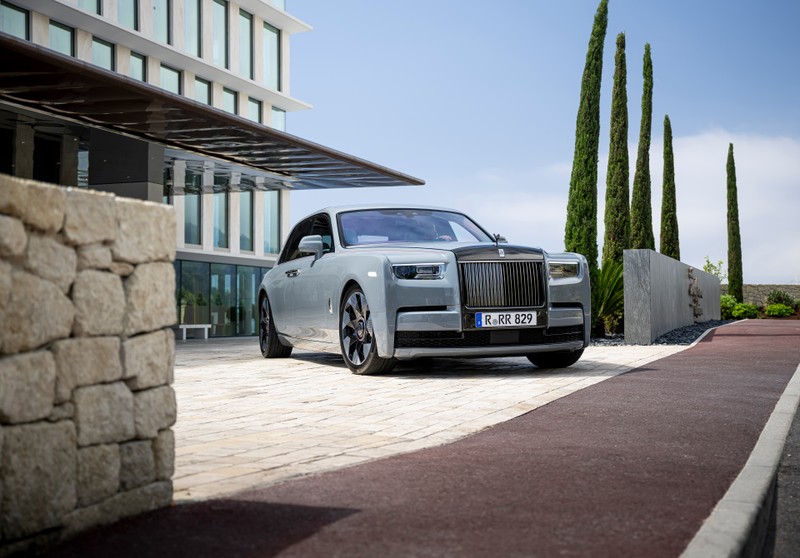 Крупный план серебристого rolls royce, припаркованного перед зданием (роллс ройс фантом, rolls royce phantom, 8k, 2022, 5k)