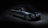 2021 Rolls Royce Ghost Black Badge sobre un fondo oscuro