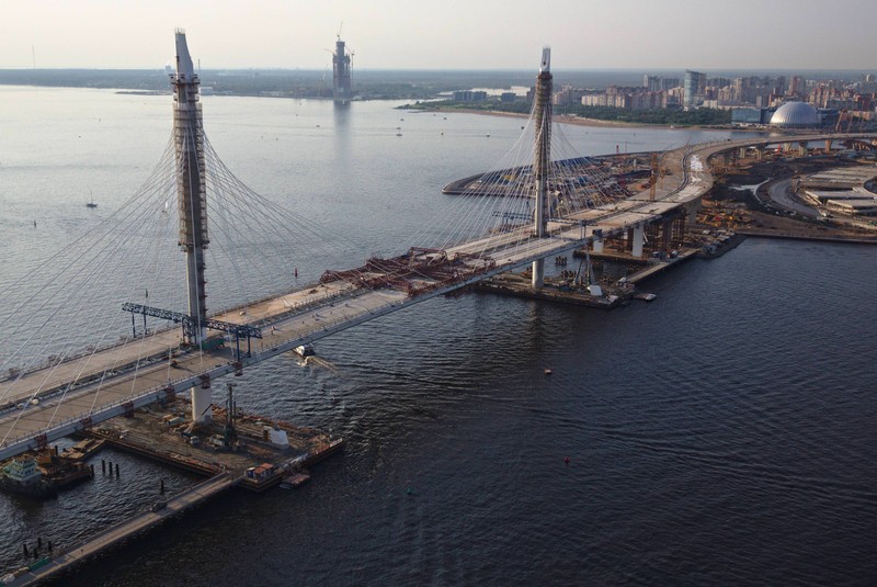 Арабский мост через водоем с большим зданием на заднем плане (река, подвесной мост, мост, вода, водные ресурсы)