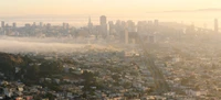 Névoa dourada sobre o horizonte urbano: uma vista dos Twin Peaks e da metrópole de San Francisco