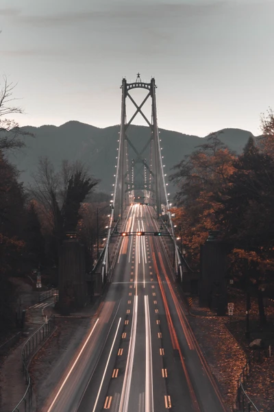 Hängebrücke, die die Autobahn durch eine herbstliche Landschaft verbindet