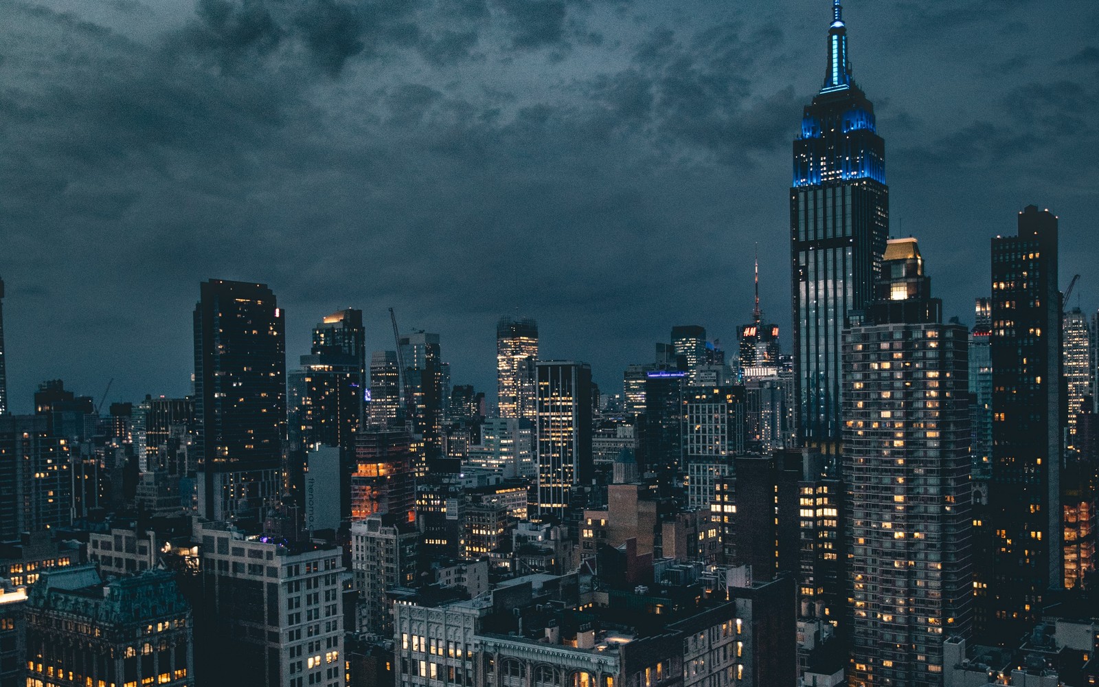 Вид на город ночью с облачным небом (здание эмпайр стейт, empire state building, небоскреб, ночь, город)