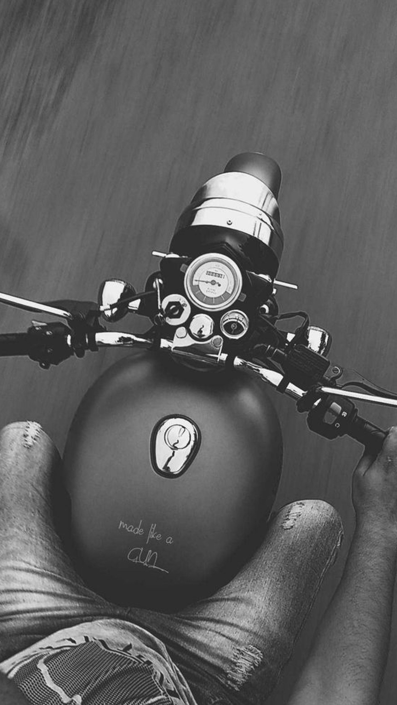 Alguien sosteniendo una foto en blanco y negro de una motocicleta con un reloj en ella (motocicleta, accesorios de motocicleta, blanco, accesorio para cámara, negro)