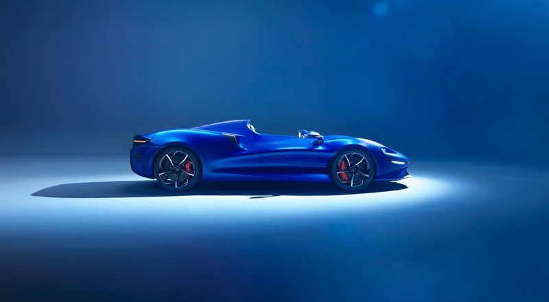 Синий спортивный автомобиль показан в студии под софитом (mclaren elva, синий эстетичный, спортивные автомобили, 5k, 8k)